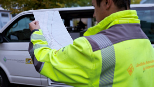 Foto zum Thema "Techniker für Ländliche Entwicklung": Zu sehen ist Andres, der auf eine Karte schaut.
