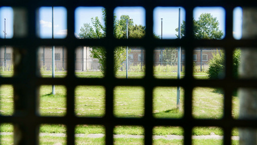 Foto zum Thema "JVA Hahnöfersand": Zu sehen ist die Sicht aus einem vergitterten Fenster.