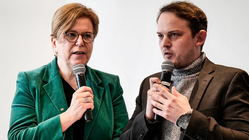 Foto zum Thema "Jugendarbeitslosigkeit in Europa": Zu sehen sind die Europapolitiker*innen Gabriele Bischoff (SPD) und Erik Marquardt (Grüne) auf dem Podium der dbb jugend. Beide haben ein Mikrofon in der Hand.