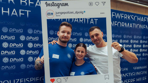 Foto zum Thema "Polizei EM": Zu sehen ist ein Gruppenfoto von drei Mitgliedern der JUNGEN POLIZEI. Sie halten einen Fotorahmen, durch den den sie durchschauen.