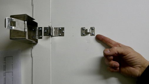 Foto zum Thema „Zoll Hamburger Hafen“: Zu sehen sind die Schrauben am Zolllast, die eigentlich Nieten sein sollten.