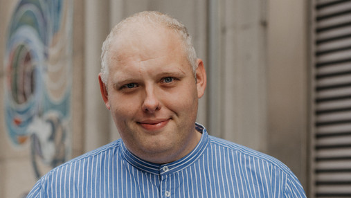 Foto zum Thema Koch werden: Zu sehen ist Toni, der die Ausbildung im öffentlichen Dienst gemacht hat und seinen Werdegang schildert.