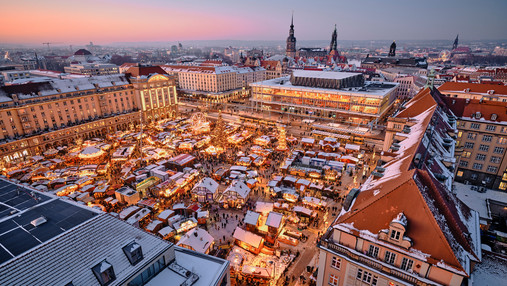 Zu sehen ist eine Luftaufnahme des Dresdner Striezelmarkts in der Dämmerung.