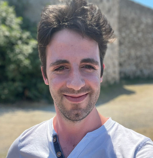 Foto zum Thema "Ausbildung in der Pflege": Zu sehen ist ein Porträt von Dominik, der seinen Beruf im Jobkompass vorstellt.