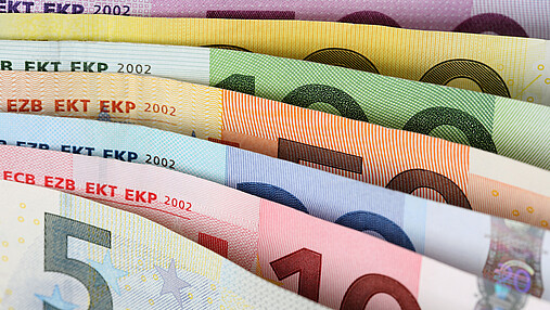 Das Foto zeigt Euro-Banknoten.