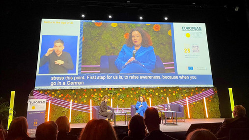 Foto zum Thema "WEP": Zu sehen ist Andrea Nahles auf einer Großleinwand während der Podiumsdiskussion.