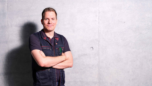 Foto zur Frage "Wie werde ich Lokführer*in?": Zu sehen ist Claudio, der Einblicke in seinen beruflichen Werdegang als Lokführer gibt.