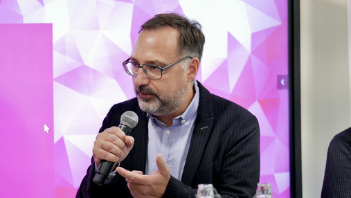 Foto zum Thema "Gewalt am Arbeitsplatz": Zu sehen ist der Kieler Stadtrat Christian Zierau während der Podiumsdiskussion.
