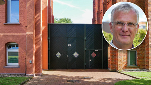 Fotomontage zum Thema "Maßregelvollzug Moringen": Zu sehen ist ein großes, gesichertes Tor zwischen zwei Gebäuden aus Backsteinziegeln. Oben rechts ist in einem Kreis ein Porträt von Dr. Dirk Hesse zu sehen.