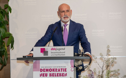 Foto zum Thema "Ideencampus 2025": Zu sehen ist dbb-Vize Volker Geyer am Rednerpult.