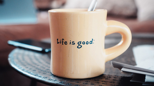 Zu sehen ist eine Tasse mit der Aufschrift "Live is good".