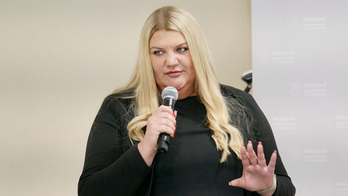 Foto zum Thema "Gewalt am Arbeitsplatz": Zu sehen ist Daria Abramov, stellvertretende Vorsitzende der dbb jugend, während der Podiumsdiskussion.