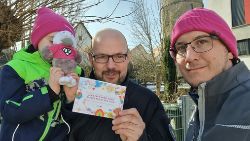 Foto zum Thema TVöD-Tarifverhandlungen 2025: Zu sehen ist, wie Mitglieder der dbb jugend das Stofftier-Maskottchen "Horst" verteilen.