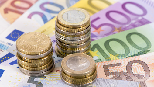 Symbolbild: Zu sehen sind Euromünzen und Banknoten.