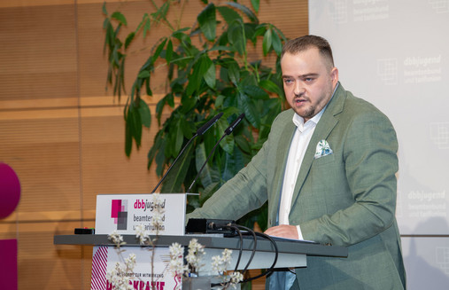 Zu sehen ist Matthäus Fandrejewski, Vorsitzender der dbb jugend, am Rednerpult.