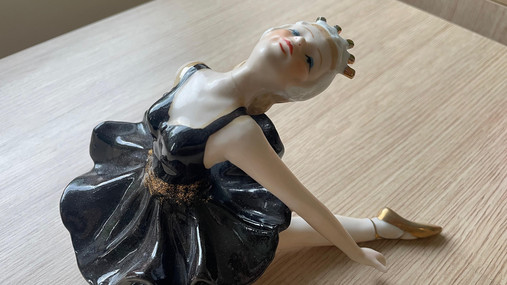 Foto zum Thema "Master of Public Administration": Zu sehen ist eine Porzellan-Ballerina mit einem schwarzen Kleid.