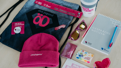 Foto zum Thema "TVöD 2025 Ergebnisse": Zu sehen ist Demo-Ausstattung der dbb jugend, unter anderem eine Mütze und ein Jutebeutel.