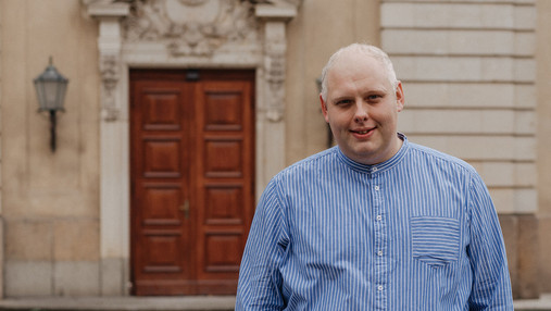 Das Foto zeigt Toni Nickel, stellvertretender Vorsitzender der dbb jugend, der seine Gedanken zum Pride Month 2023 aufgeschrieben hat.