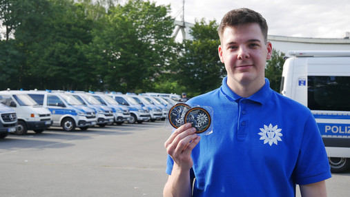 Foto zum Thema "Polizei Einsatzversorgung": Zu sehen ist Yannick Klein, der Patches hochhält.