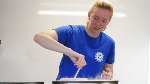 Foto zum Thema "Einsatzversorgung Polizei": Zu sehen ist Svenja Swoboda am Crêpeeisen.