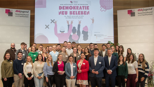 Das Foto zeigt die Teilnehmenden des Ideencampus 2025. Es handelt sich um ein Gruppenfoto mit vielen Menschen.