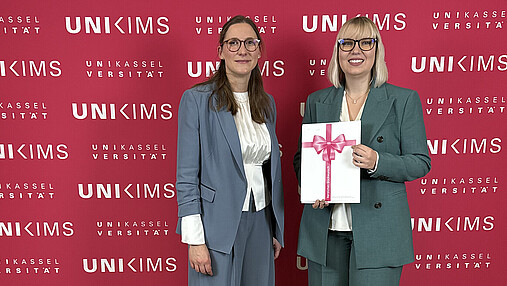 Foto zum Thema "europäische Armee": Zu sehen sind Rebecca Watermann und Prof. Dr. Caroline Fischer, akademische Leiterin an der UNIKIMS.