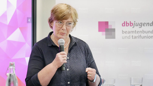 Foto zum Thema "Gewalt am Arbeitsplatz": Zu sehen ist Sabine Sütterlin-Waack (CDU), Schleswigs-Holsteins Innenministerin, während der Podiumsdiskussion.