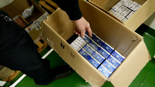 Foto zum Thema „Zoll Hamburger Hafen“: Zu sehen sind die Kartons, in denen die Zigaretten-Stangen lagern.