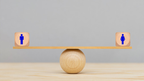 Foto zum Thema Care-Arbeit bei Frauen: Zu sehen ist eine Waage, die Gleichberechtigung zwischen den Geschlechtern symbolisiert. Die dbb jugend sieht das Gleichgewicht nicht gegeben.