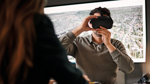 Foto zum Thema "Wie kommt man zum BND": Zu sehen ist ein Mann, der eine VR-Brille trägt.