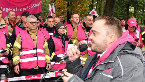Das Foto zeigt Matthäus Fandrejewski, Vorsitzenden der dbb jugend, während einer Streikrede vor Gewerkschaftsmitgliedern.