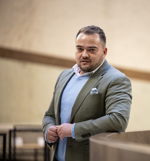 Foto zum Thema "Zukunft der Arbeit": Zu sehen ist ein Porträt von Matthäus Fandrejewski, dem Vorsitzenden der dbb jugend, der zur Zukunft der Arbeit im öffentlichen Dienst Stellung bezieht.