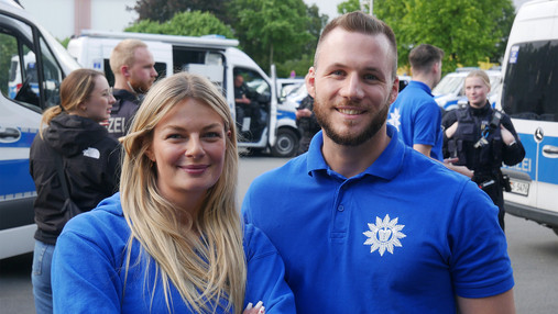 Foto zum Thema "Polizei Einsatzversorgung": Zu sehen sind Julia Fritsch und Simon Köchling von der JUNGEN POLIZEI. Beide schauen in die Kamera.