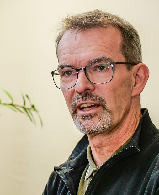 Foto zum Thema Forstwirtschaft und Klimawandel: Zu sehen ist ein Porträt von Jens Schröder, Professor für Waldökologie und Waldbaugrundlagen an der Hochschule für nachhaltige Entwicklung in Eberswalde.