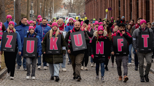 Foto zum Thema "warum Gewerkschaft": Zu sehen sind Mitglieder der dbb jugend auf einer Demo. Sie halten ein Transparent mit der Aufschrift "Zukunft".