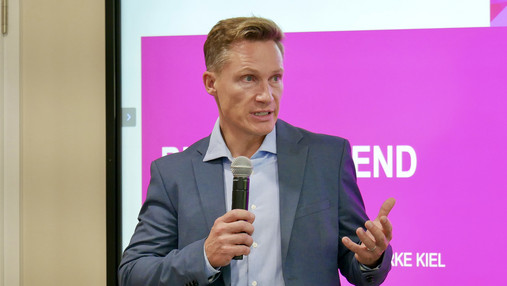 Foto zum Thema "Gewalt am Arbeitsplatz": Zu sehen ist Andre Niewöhner vom Präventionsnetzwerk #sicherimdienst während der Podiumsdiskussion.