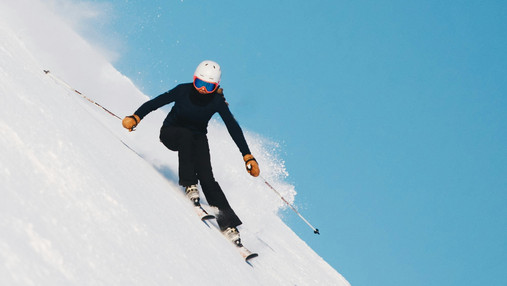 Zu sehen ist ein Skifahrer auf der Piste.