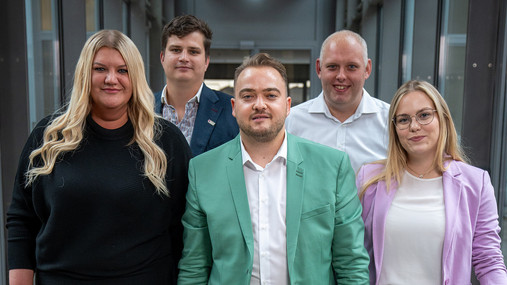 Foto zum Thema "Vorteile im öffentlichen Dienst": Zu sehen ist eine Gruppenaufnahme der Bundesjugendleitung der dbb jugend.