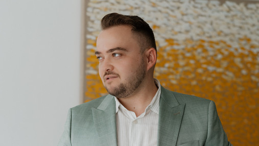 Foto zum Thema "Wahlaufruf Europawahl": Zu sehen ist ein Porträt von Matthäus Fandrejewski, dem Vorsitzenden der dbb jugend.