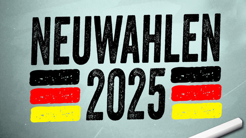 Foto zum Thema Bundestagswahl 2025: Zu sehen ist ein Tafelbild mit Deutschlandfahnen und dem Schriftzug "Neuwahlen 2025"