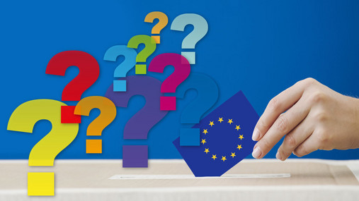 Foto zum Thema "Wie funktioniert die Europawahl?": Zu sehen ist eine Grafik, die Fragezeichen zeigt. Rechts befindet sich eine Hand, die eine Stimmkarte im Stil der Europaflagge hält.