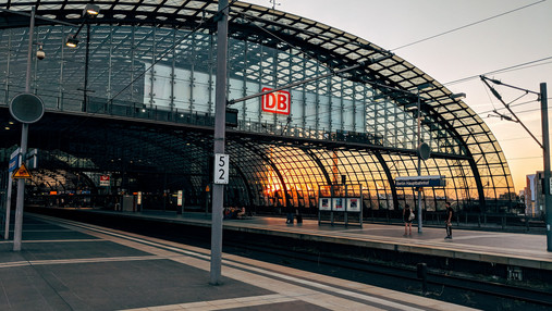 Das Foto zeigt leere Bahnsteige und Gleise am Berliner Hauptbahnhof.