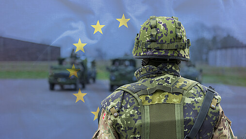 Foto zum Thema "euopäische Armee": Zu sehen ist ein Soldat, über das Foto ist eine transparente Europaflagge gelegt.
