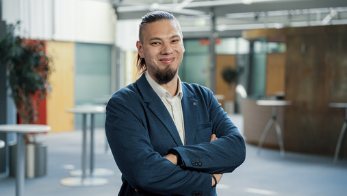 Foto zum Thema "Arbeiten beim Zoll": Zu sehen ist ein Porträt von Felix, Zollbeamter aus Hamburg, der im Jobkompass seinen Werdegang schildert.