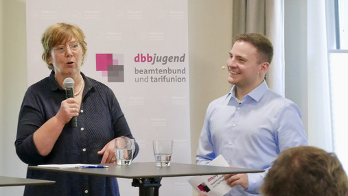 Foto zum Thema "Gewalt am Arbeitsplatz": Zu sehen sind Schleswig-Holsteins Innenministerin Sabine Sütterlin-Waack und Moderator Alexander Seeger von der dbb jugend während der Podiumsdiskussion.