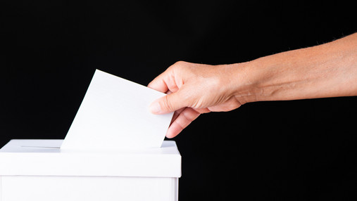 Foto zum Thema "Landtagswahlen in Sachsen und Thüringen": Zu sehen ist eine Hand, die den Wahlzettel in die Wahlurne steckt. Es handelt sich um ein Symbolbild.