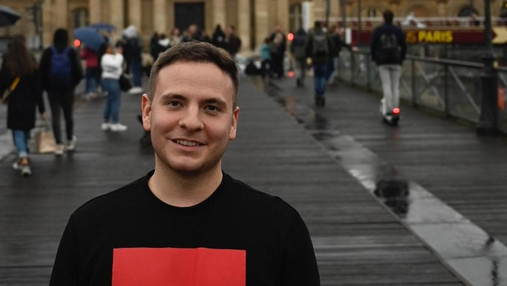 Foto zum Thema "Master of Publix Administration": Zu sehen ist ein Porträt von Alex, der den Master berufsbegleitend absolviert.