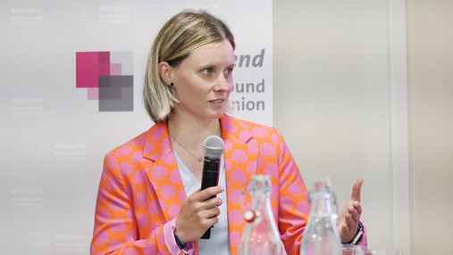 Foto zum Thema "Gewalt am Arbeitsplatz": Zu sehen ist Iris Bilek, Sprecherin der AG Sicherheit der dbb jugend, während der Podiumsdiskussion.