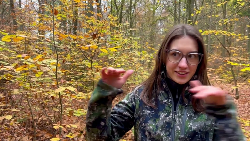 Video zum Thema Forstwirtschaft und Klimawandel: Zu sehen ist Försterin Patricia Stichling, die erklärt, was Naturverjüngung ist.