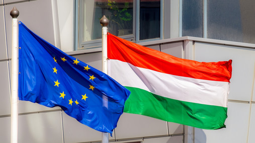 Foto zum Thema "ungarische Ratspräsidentschaft": Zu sehen sind eine ungarische und europäische Fahne, die im Wind flattern.